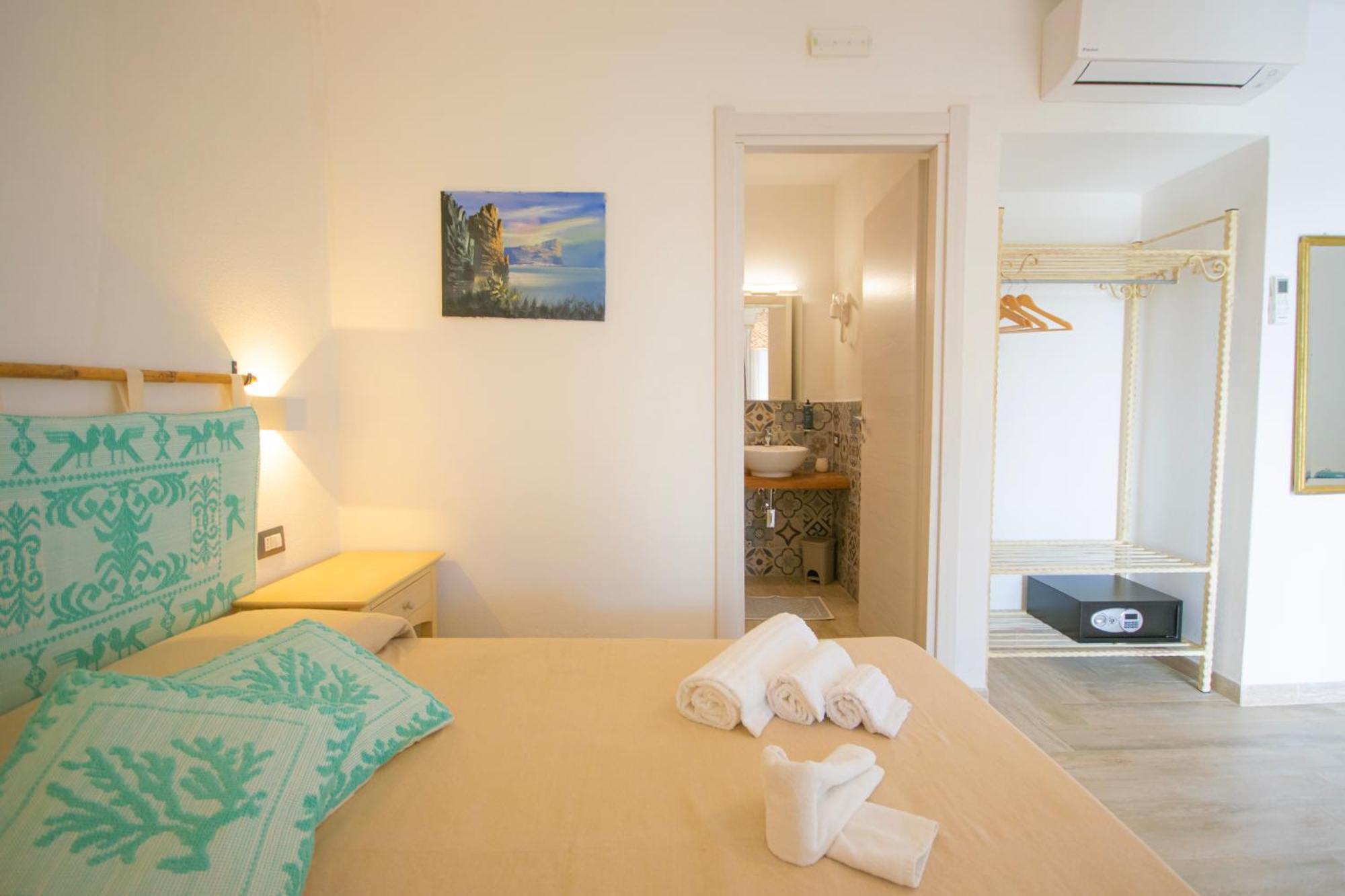 Hotel Essenza Di Mirto La Caletta Quarto foto