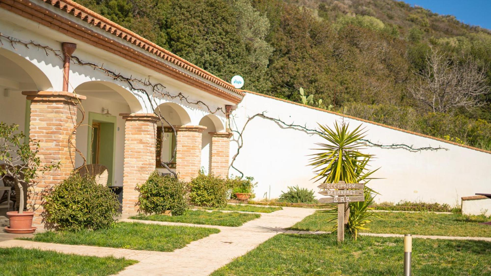 Hotel Essenza Di Mirto La Caletta Exterior foto